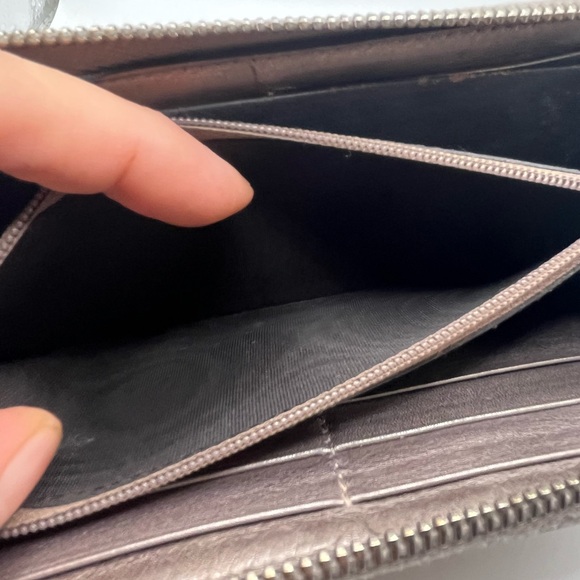 Vintage Gucci wallet. With a Gucci charm. - Picture 9 of 10